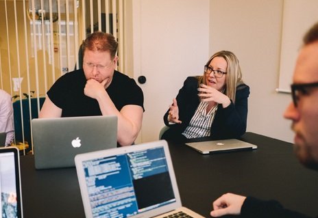 Elk Studiosin väki kokouksessa